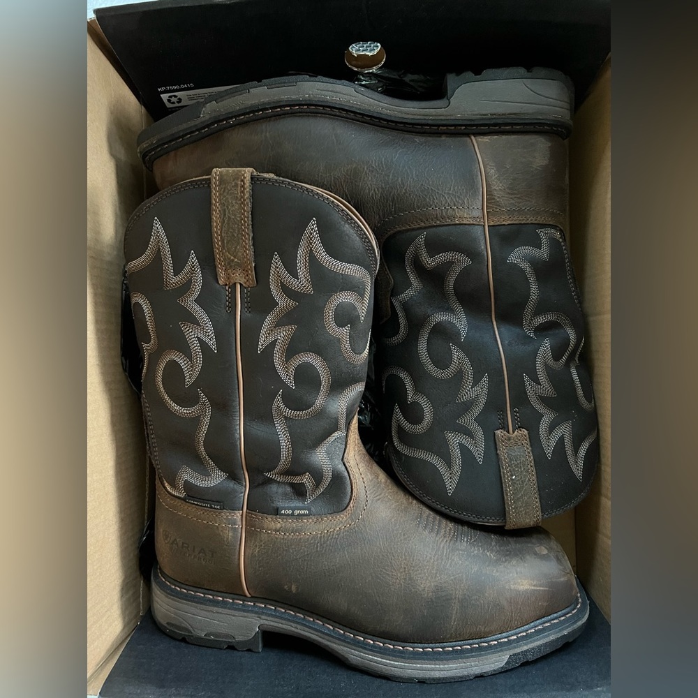Mens Workhog Ariat Boots, Wide Square toe, waterproof, Size 12